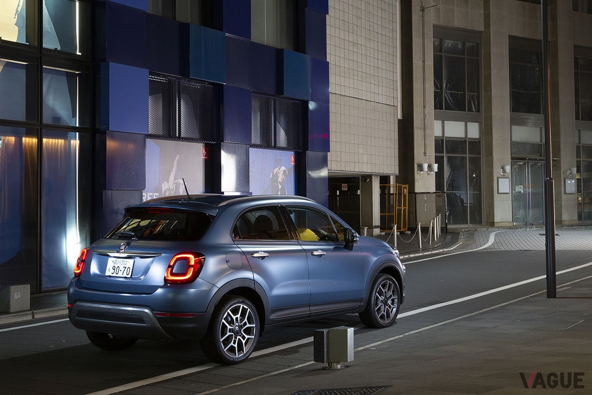 マット塗装の「マットジーンズブルー」は、都会の街路灯の下でよりボディラインを引き立たせる効果がある