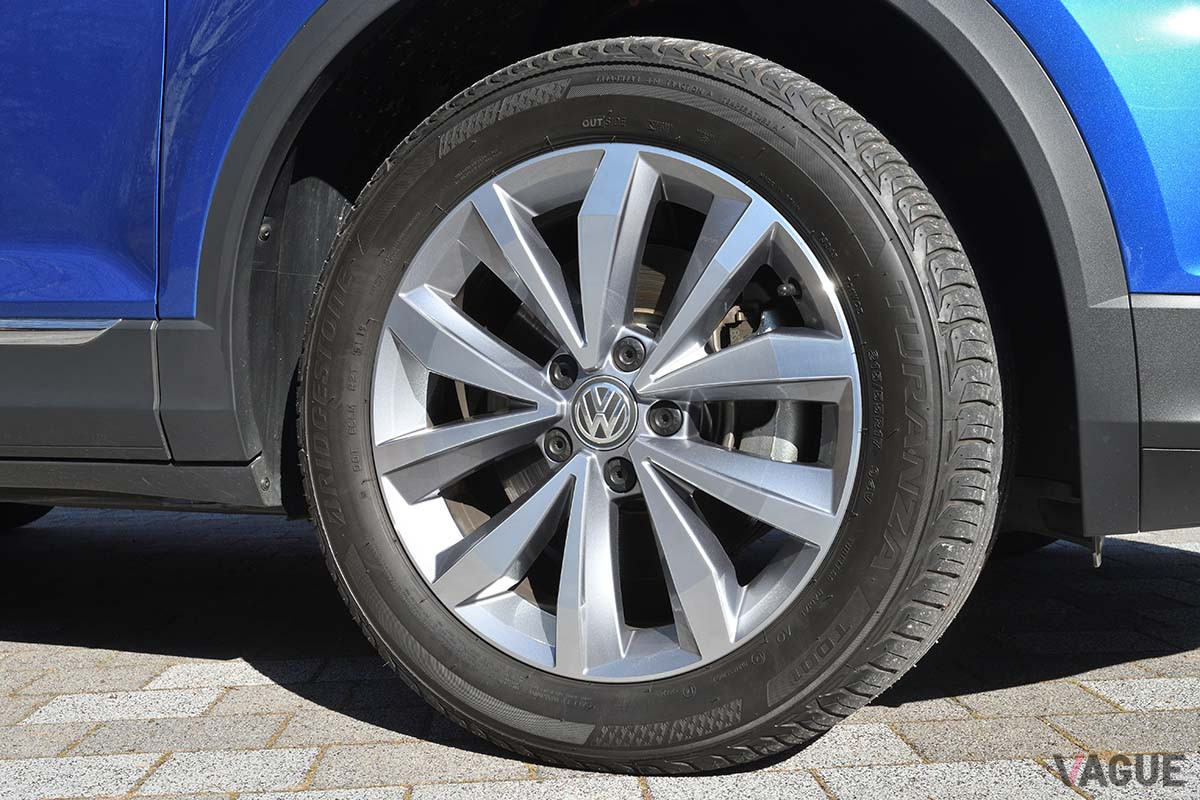タイヤサイズは、前後とも215/55R17