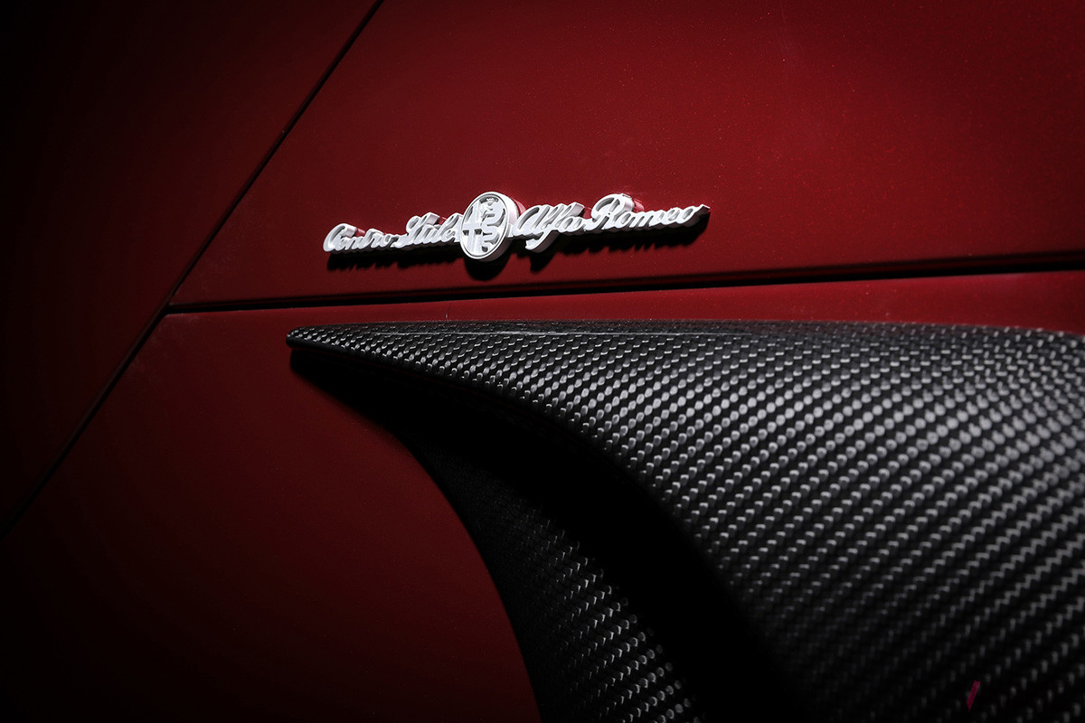 「Centro Stile Alfa Romeo」エンブレムを装着