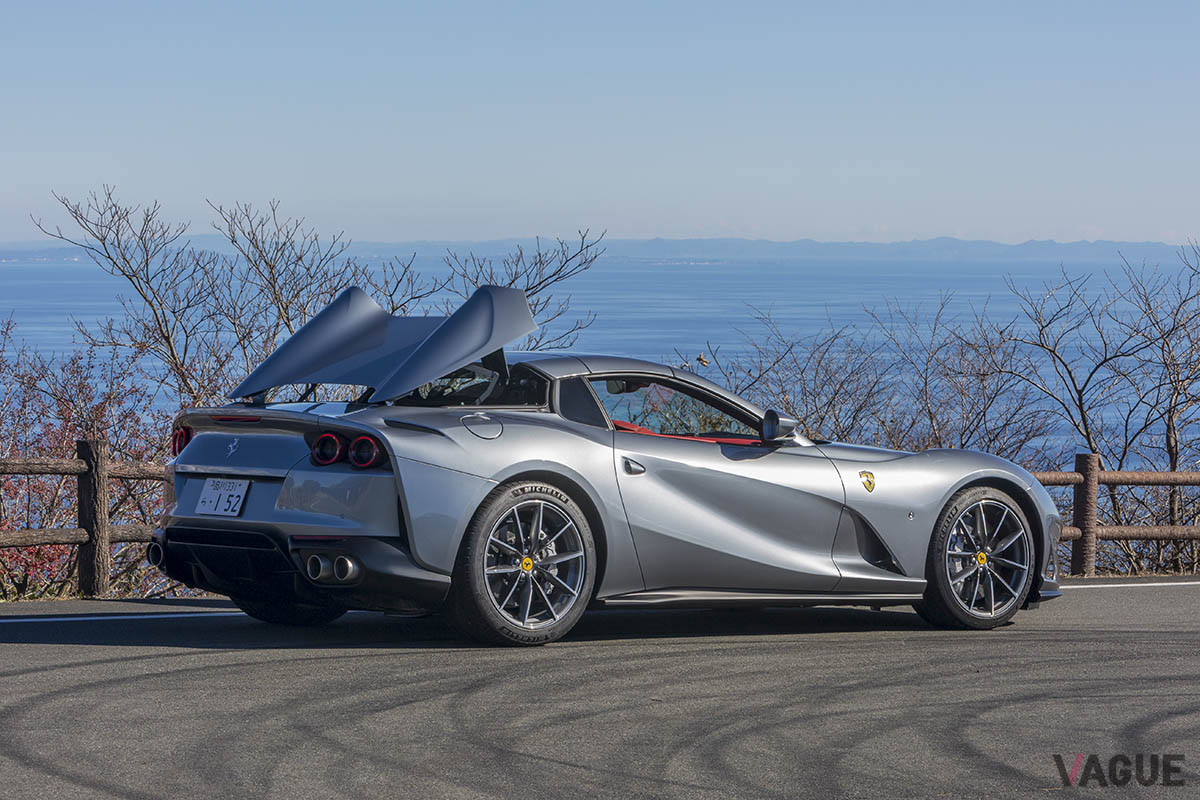 フェラーリ「812GTS」のメタルルーフの開閉