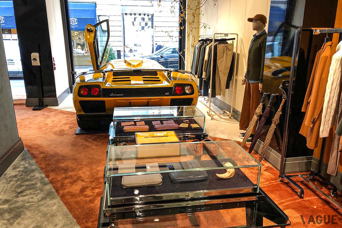 ファッションアイテムの空間にディアブロGTが展示