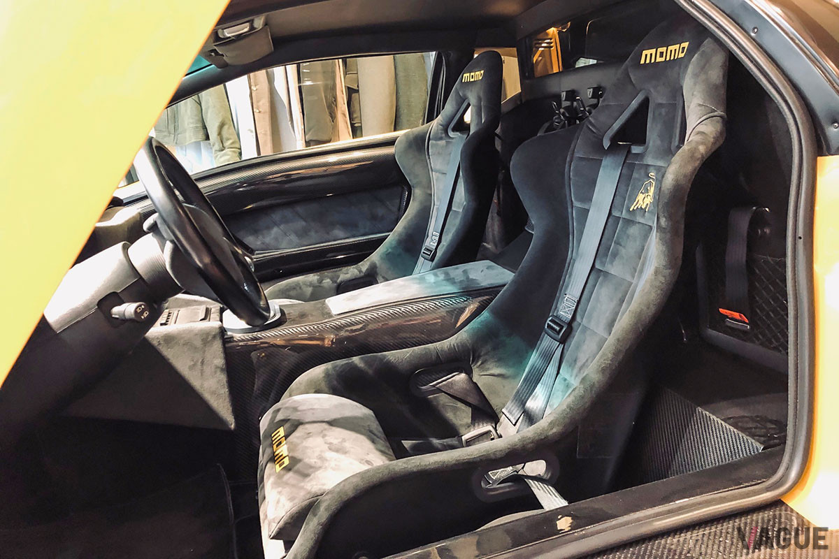 ディアブロGTはレース用のベース車、軽量化が図られカーボン地が剥き出したスパルタンな内装