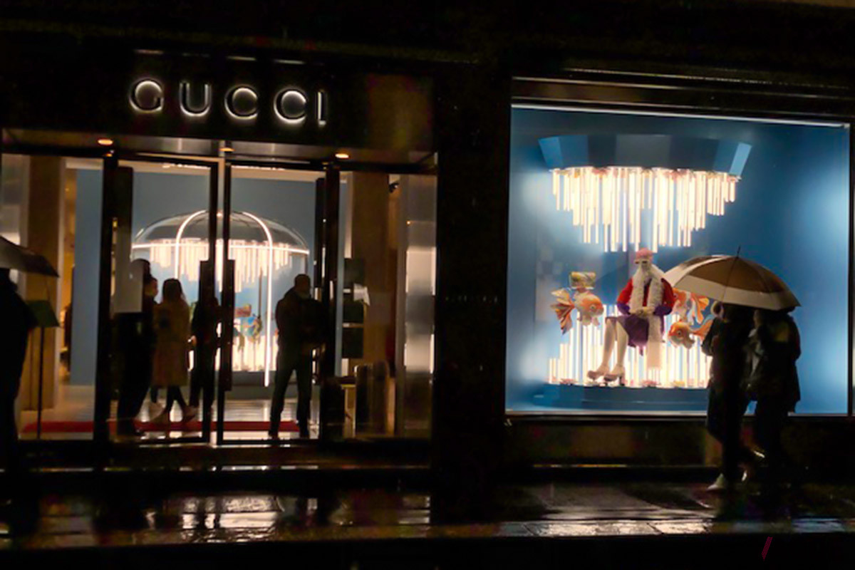 GUCCIは毎年、目を引くショーウインドウで楽しませてくれる