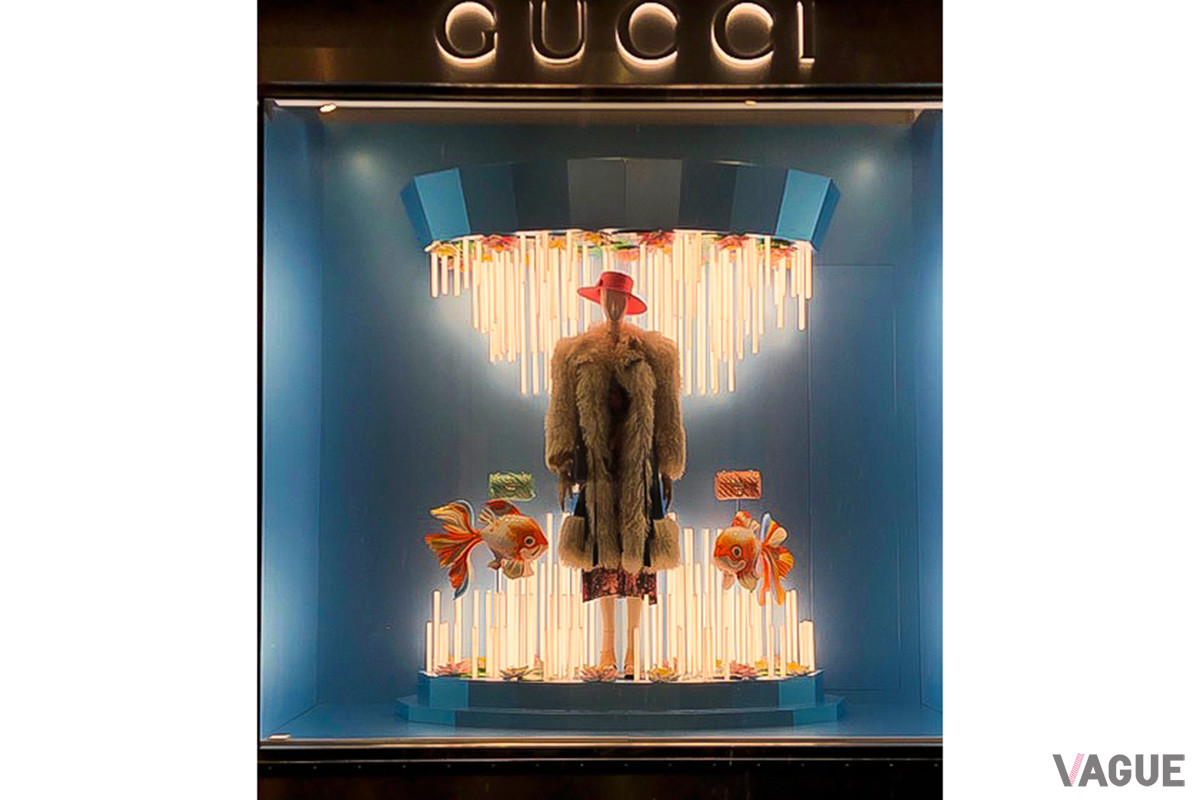 GUCCIではどのショーウインドウも金魚がテーマとなっていた