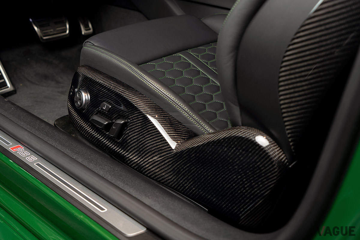 ハニカム状にグリーンでステッチされたシートが、ランボルギーニっぽく見えなくもない
