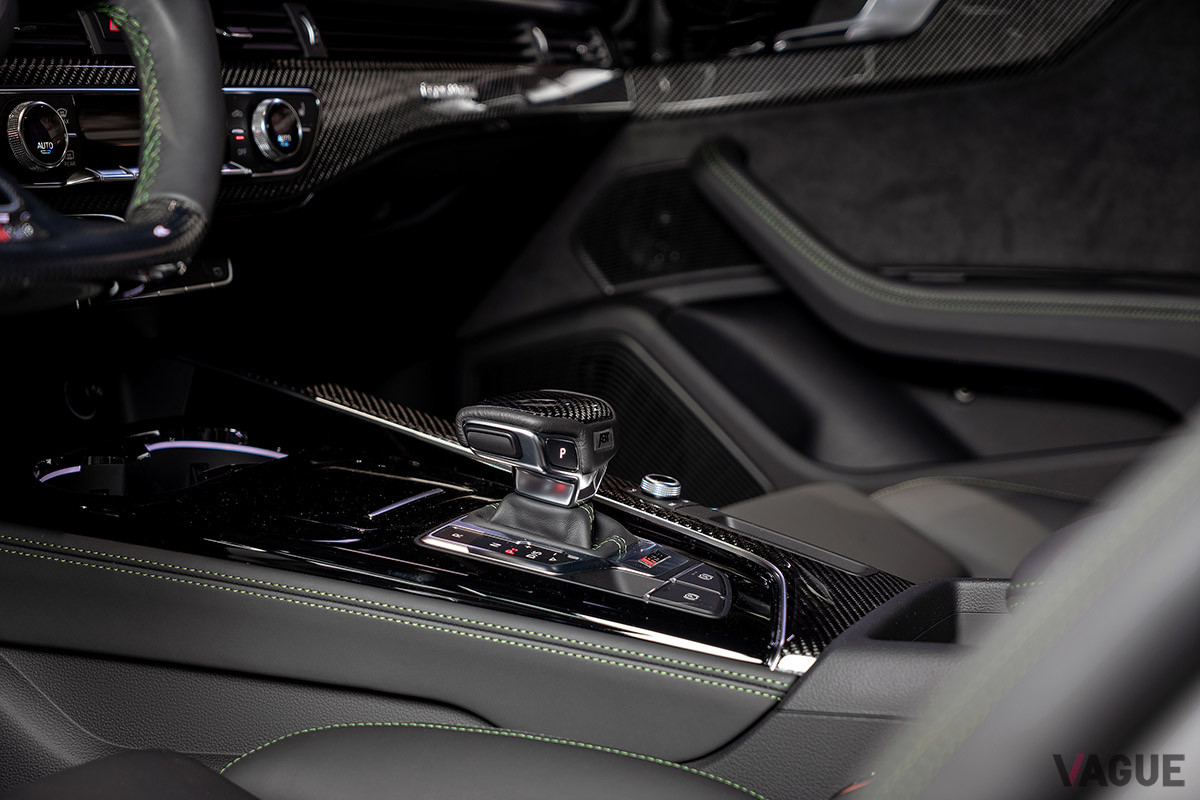 カーボン素材はドアパネル、センターコンソール、シートシェル、シートフレームカバー、ダッシュボードカバーなどにも使用