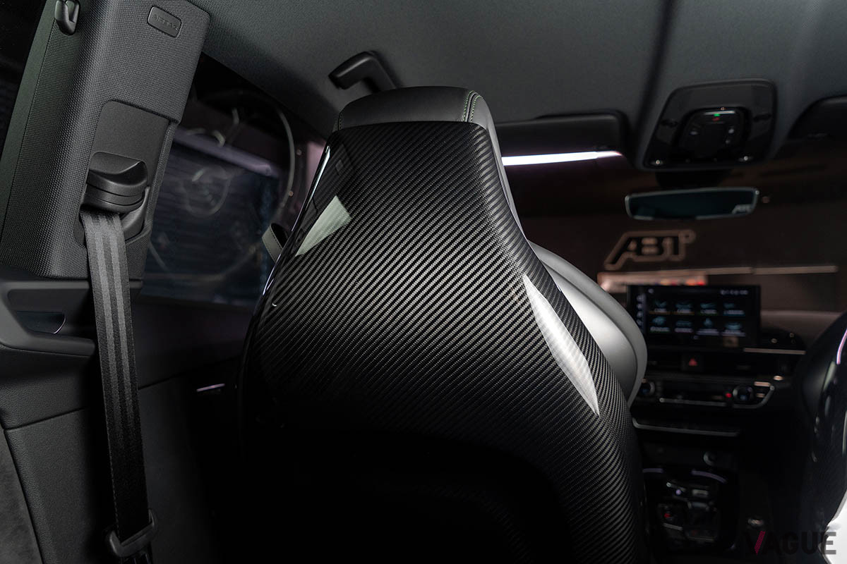 カーボン素材はドアパネル、センターコンソール、シートシェル、シートフレームカバー、ダッシュボードカバーなどにも使用