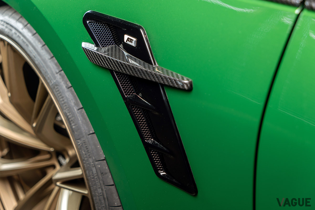 エアダクトのパーツもカーボン素材を採用