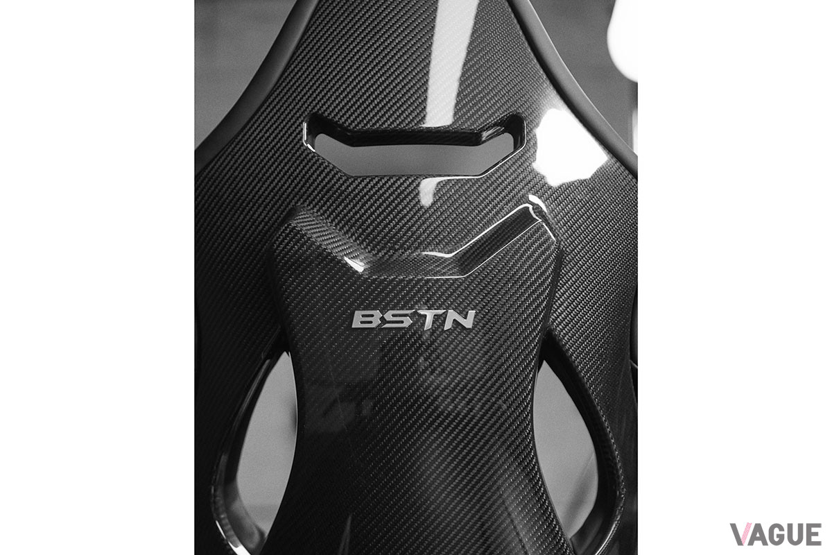 マンソリーとBSTNが、「エアジョーダンXI Jubilee」にインスパイアされて製作したライドオン芝刈り機「BSTN GT XI」
