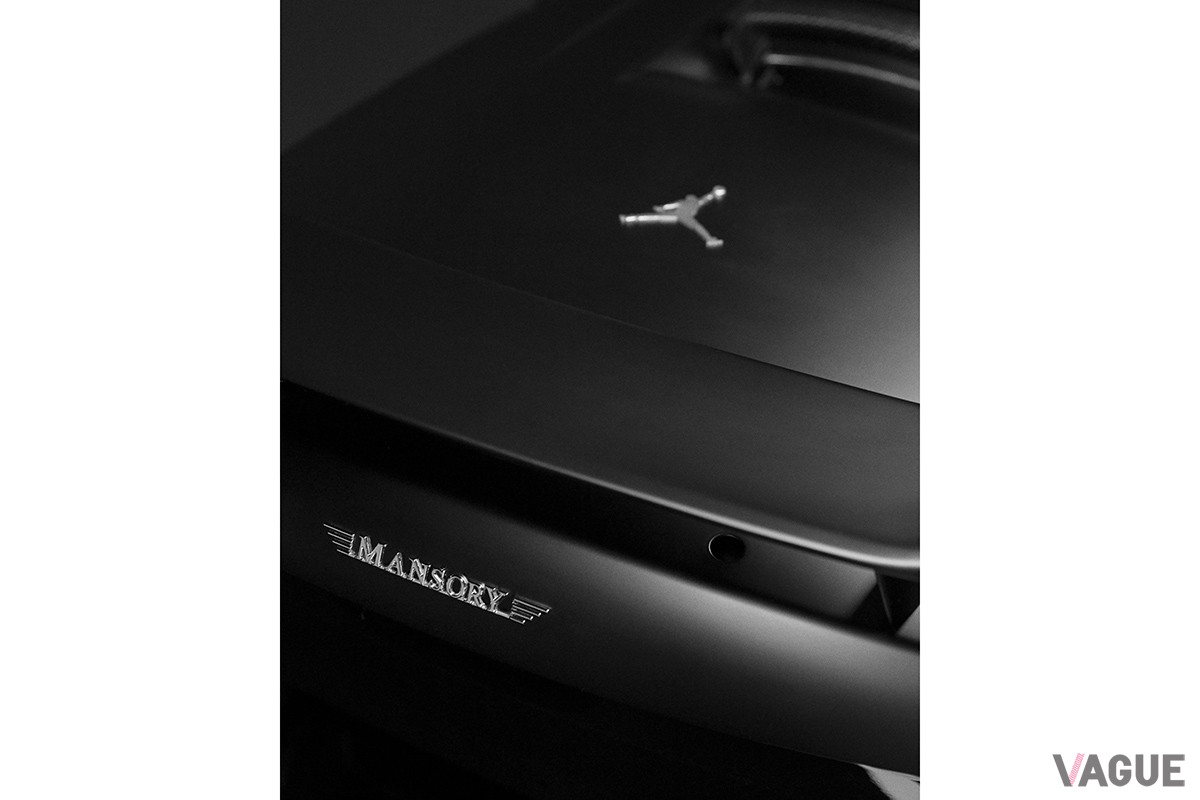 マンソリーとBSTNが、「エアジョーダンXI Jubilee」にインスパイアされて製作したライドオン芝刈り機「BSTN GT XI」