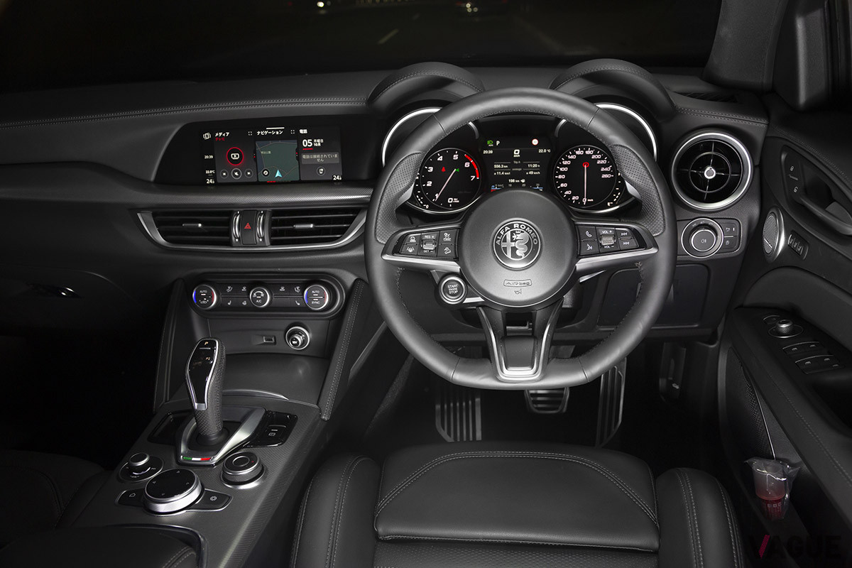 ドライバーが運転に集中できるように設計されたコックピット。8.8インチディスプレイはタッチ式だ