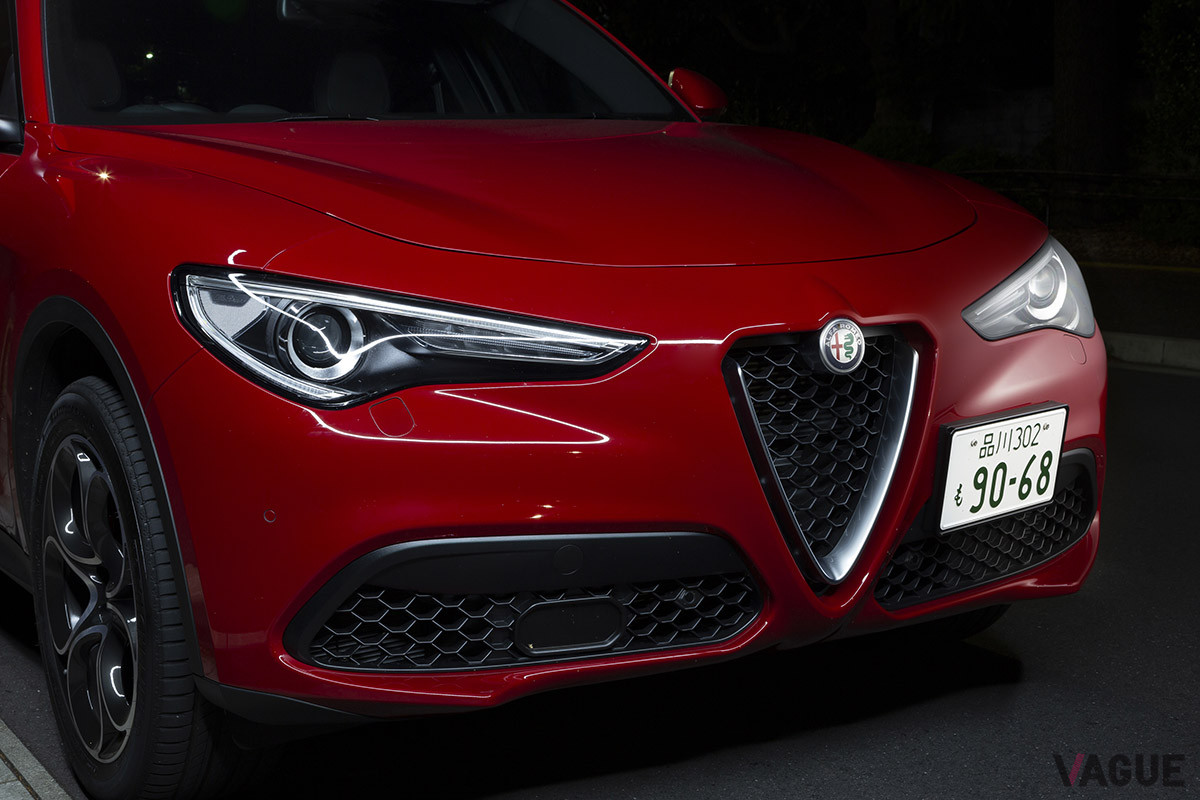 アルファ ロメオ伝統の楯型フロントグリルとエンブレム