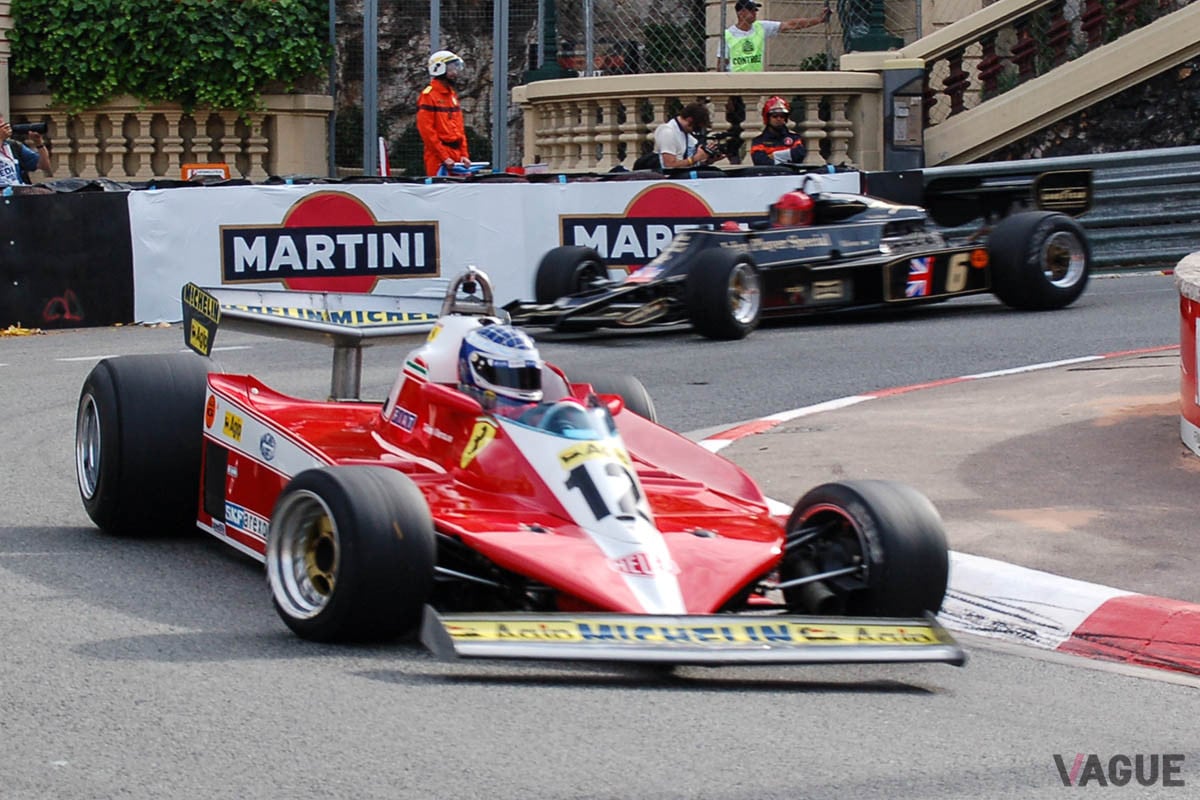 ナショナルカラーを遵守するフェラーリ313T3と、スポンサーカラーのロータス77