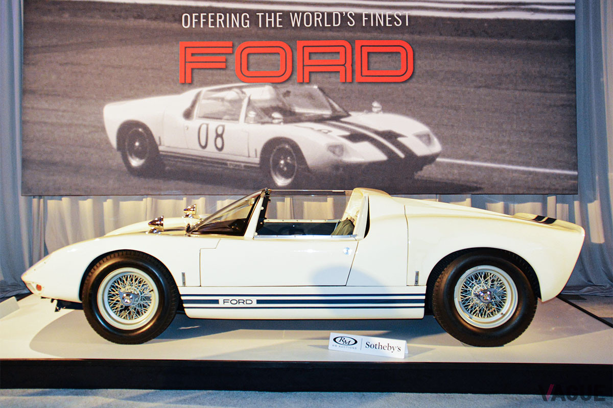 フォードGT40の初期モデルは、アメリカのナショナルカラー、白地にブルーを採用
