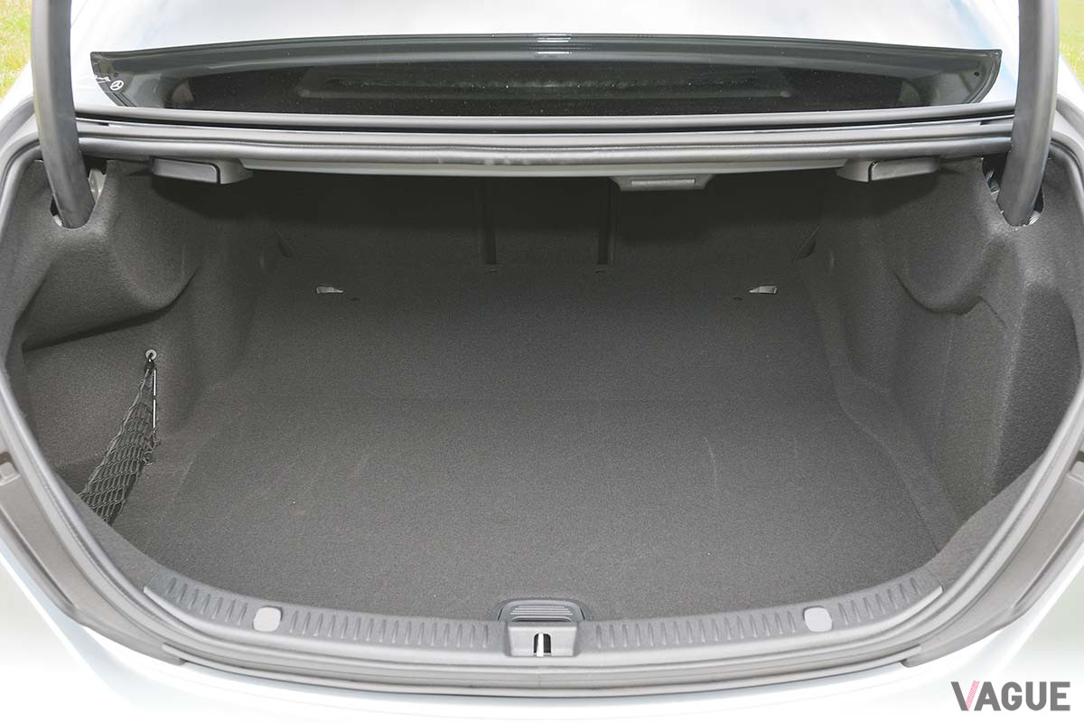 メルセデス・ベンツ改良新型「E200スポーツ セダン」の荷室