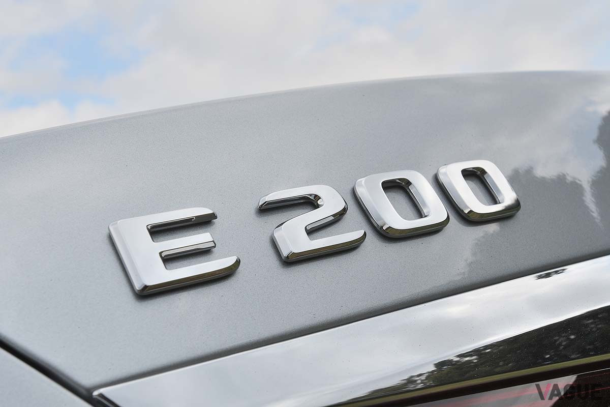 メルセデス・ベンツ改良新型「E200スポーツ セダン」のエンブレム