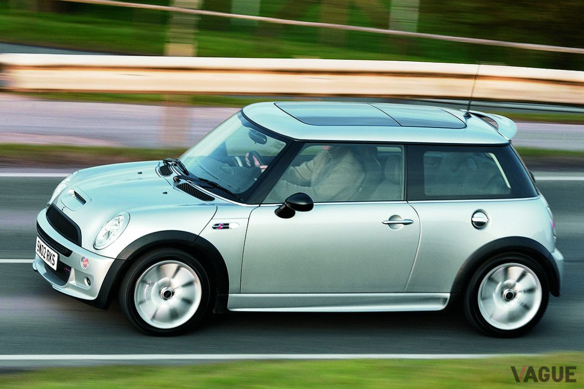 2003年10月に登場した、ミニ・クーパーおよびミニ・クーパーS用のエンジン／給排気系チューニングキット「ジョン・クーパー・ワークス（JCW）チューニングキット」。ミニ・クーパー用が39万2000円（税別、以下同）ミニ・クーパーS用が69万8000円だった