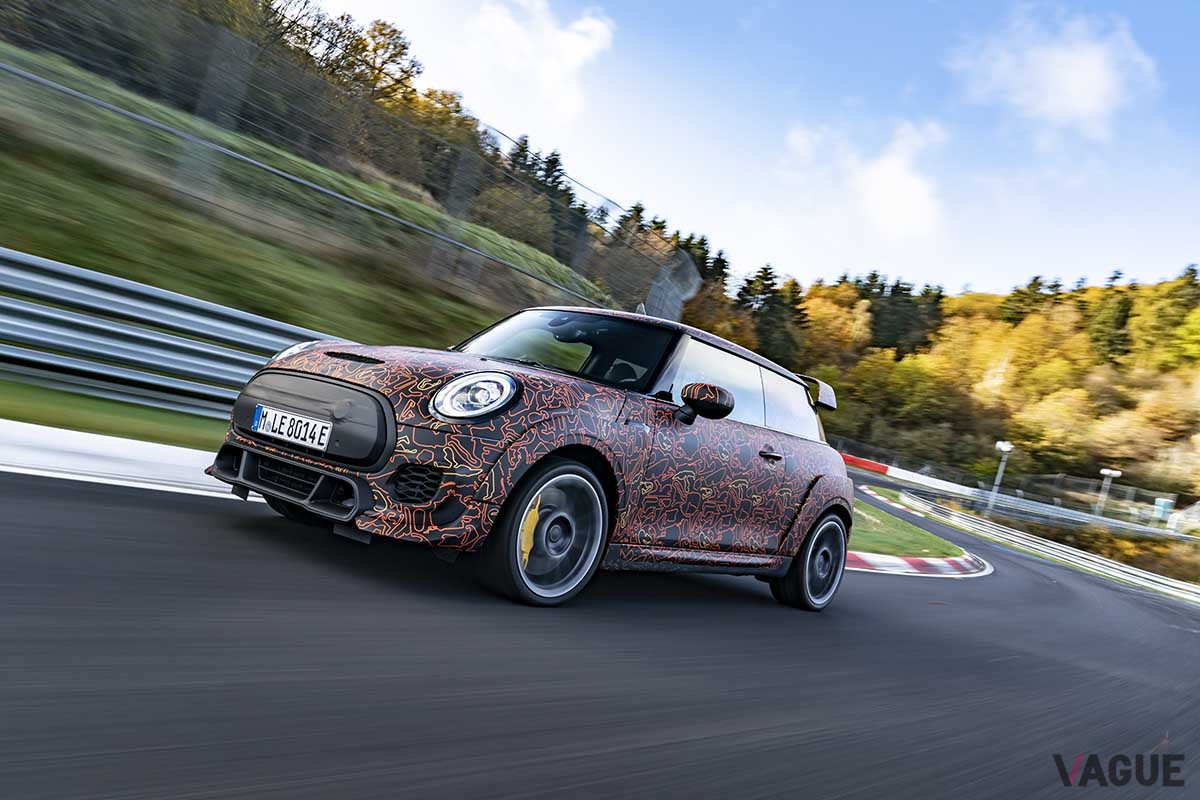 世界一過酷なサーキットといわれるドイツ・ニュルブルクリンクのノルドシュライフェ（北コース）で開発中の「ミニJCWエレクトリック」