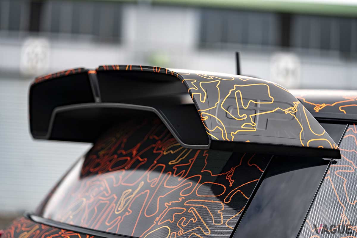 「ミニJCWエレクトリック」のリアスポイラー。ミニJCW・GPと同じものだ