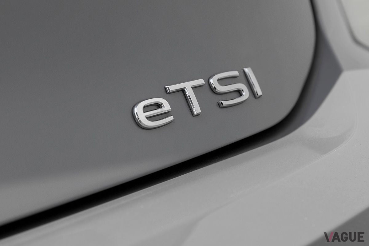 VW新型「ゴルフ 1.5 eTSI」のエンブレム