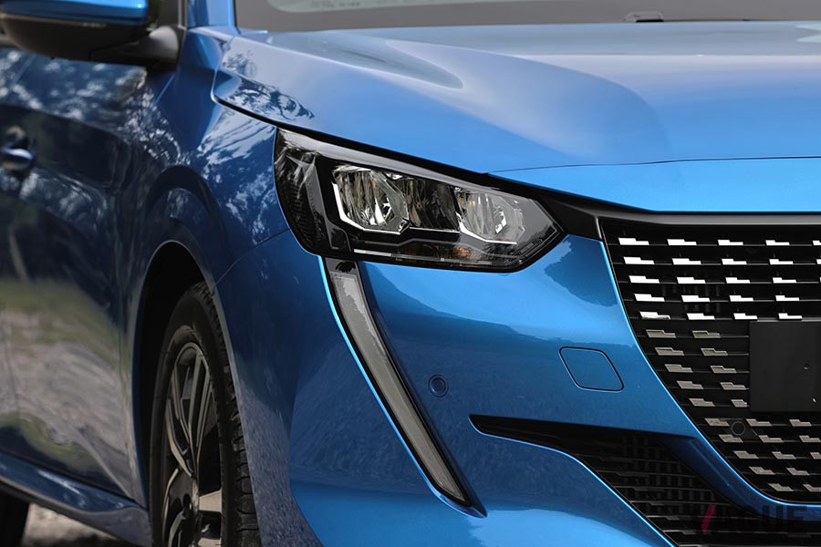 プジョー新型「208アリュール」のLEDヘッドライト。縦のライトはデイタイムランニングライト