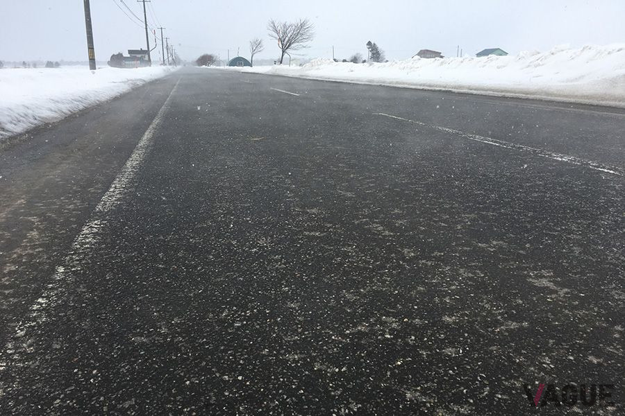 こういった状況の路面も滑りやすい