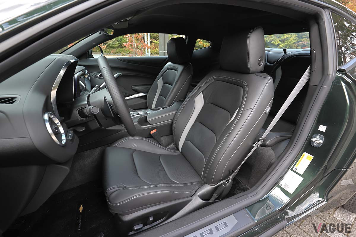 シボレー「camaro LT RS」のフロントシート。全グレード左ハンドルのみとなる
