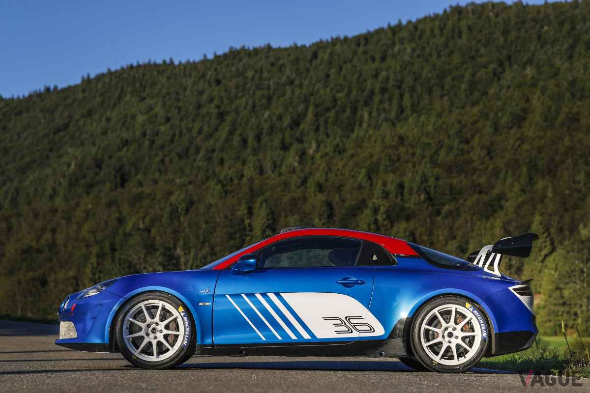 アルピーヌ「A110ラリー」。エンジンは1.8リッターターボで最高出力は300ps以上だ