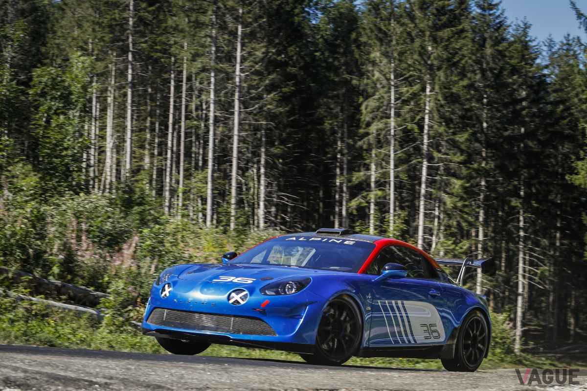 アルピーヌ「A110ラリー」。エンジンは1.8リッターターボで最高出力は300ps以上だ