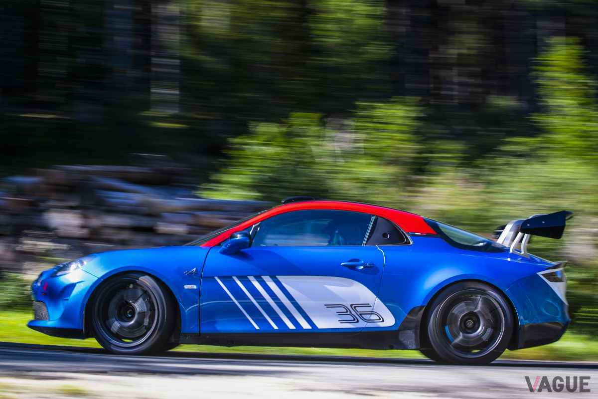 アルピーヌ「A110ラリー」。エンジンは1.8リッターターボで最高出力は300ps以上だ