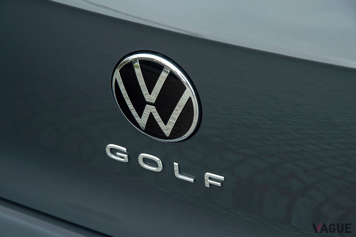 VW新型「ゴルフ8」のエンブレム