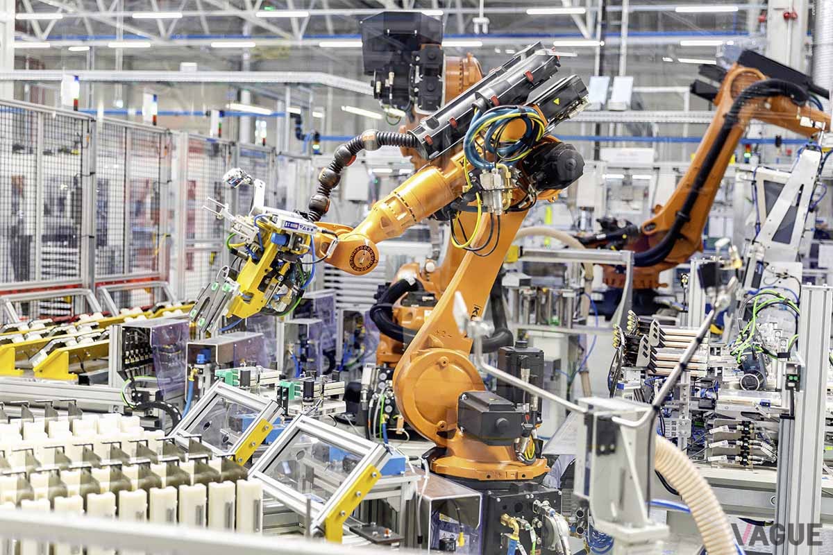 カメンツのメルセデス・ベンツ子会社アキュモーティブでのバッテリー生産風景。この工場では最先端のシステムを導入し、幅広いインダストリー4.0技術を駆使して、メルセデス・ベンツEQモデル用の駆動用バッテリーを製造している