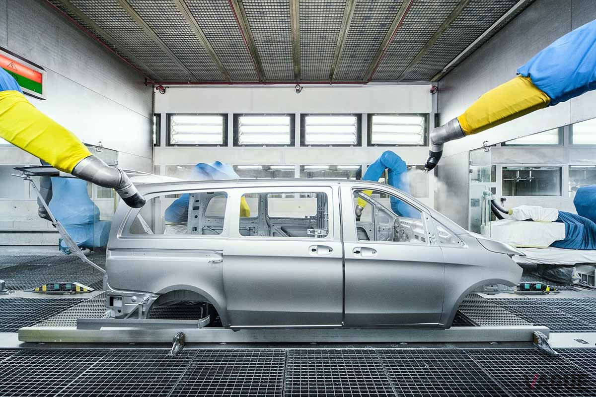 スペイン・ヴィトーリア工場でのEQV生産風景
