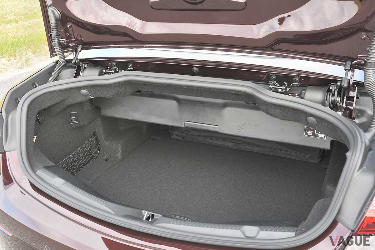 メルセデス・ベンツ改良新型「E300カブリオレ スポーツ」の荷室