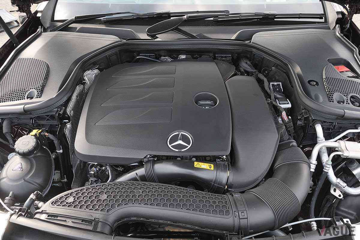 メルセデス・ベンツ改良新型「E300カブリオレ スポーツ」のM264M20 型エンジン。2リッター直4DOHCターボだ