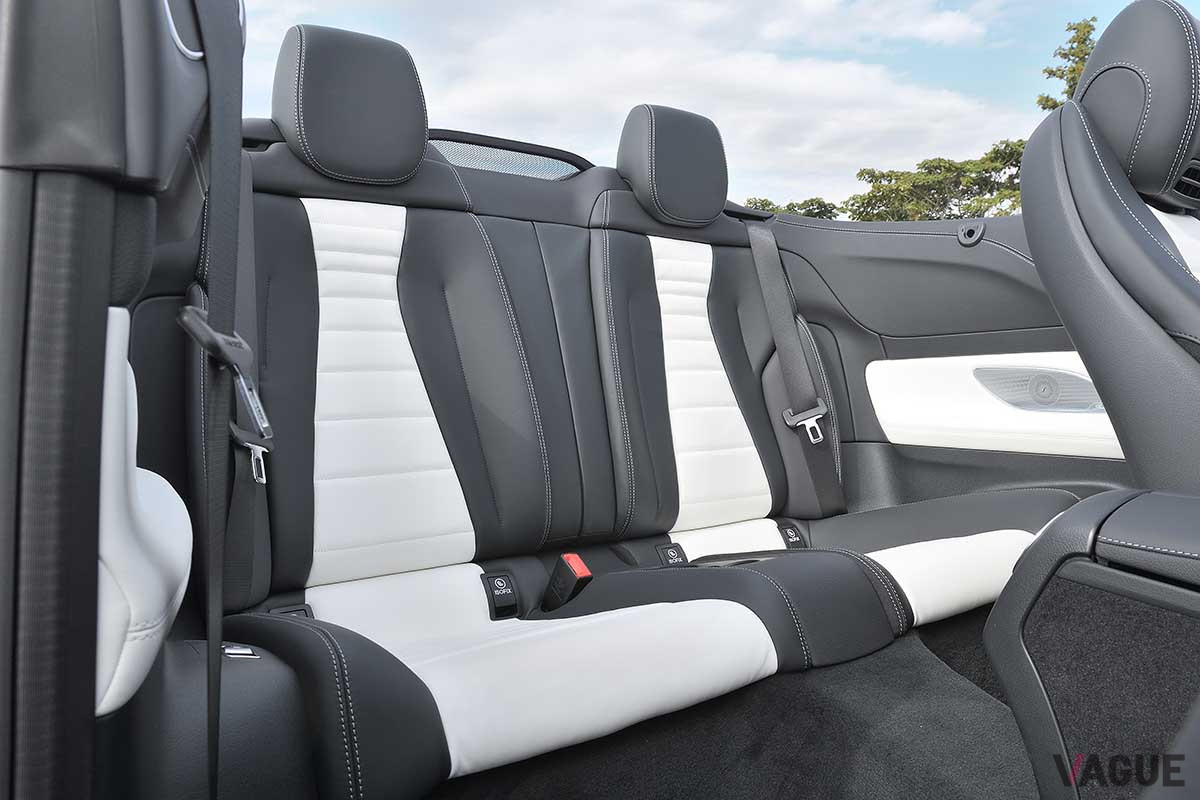 メルセデス・ベンツ改良新型「E300カブリオレ スポーツ」のリアシート