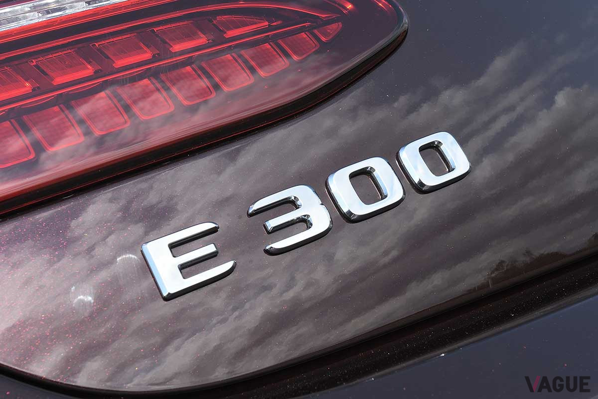 メルセデス・ベンツ改良新型「E300カブリオレ スポーツ」のエンブレム