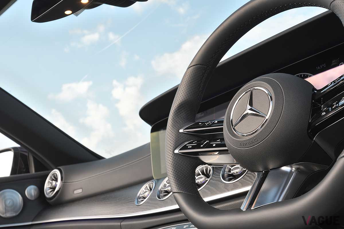 メルセデス・ベンツ改良新型「E300カブリオレ スポーツ」の新世代ステアリング