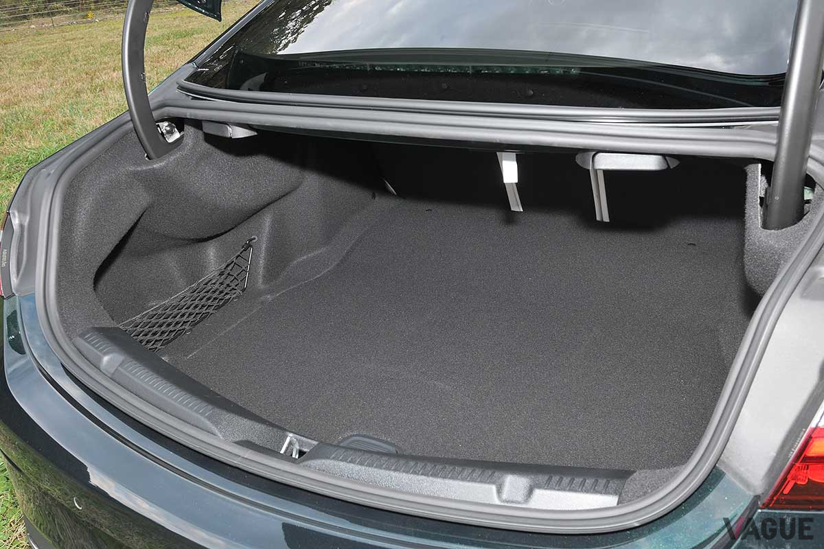メルセデス・ベンツ改良新型「E300クーペ スポーツ」の荷室。405リッターを確保
