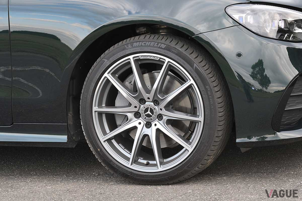 メルセデス・ベンツ改良新型「E300クーペ スポーツ」のタイヤは前後異径。前245／40R19、後275／35R19となる