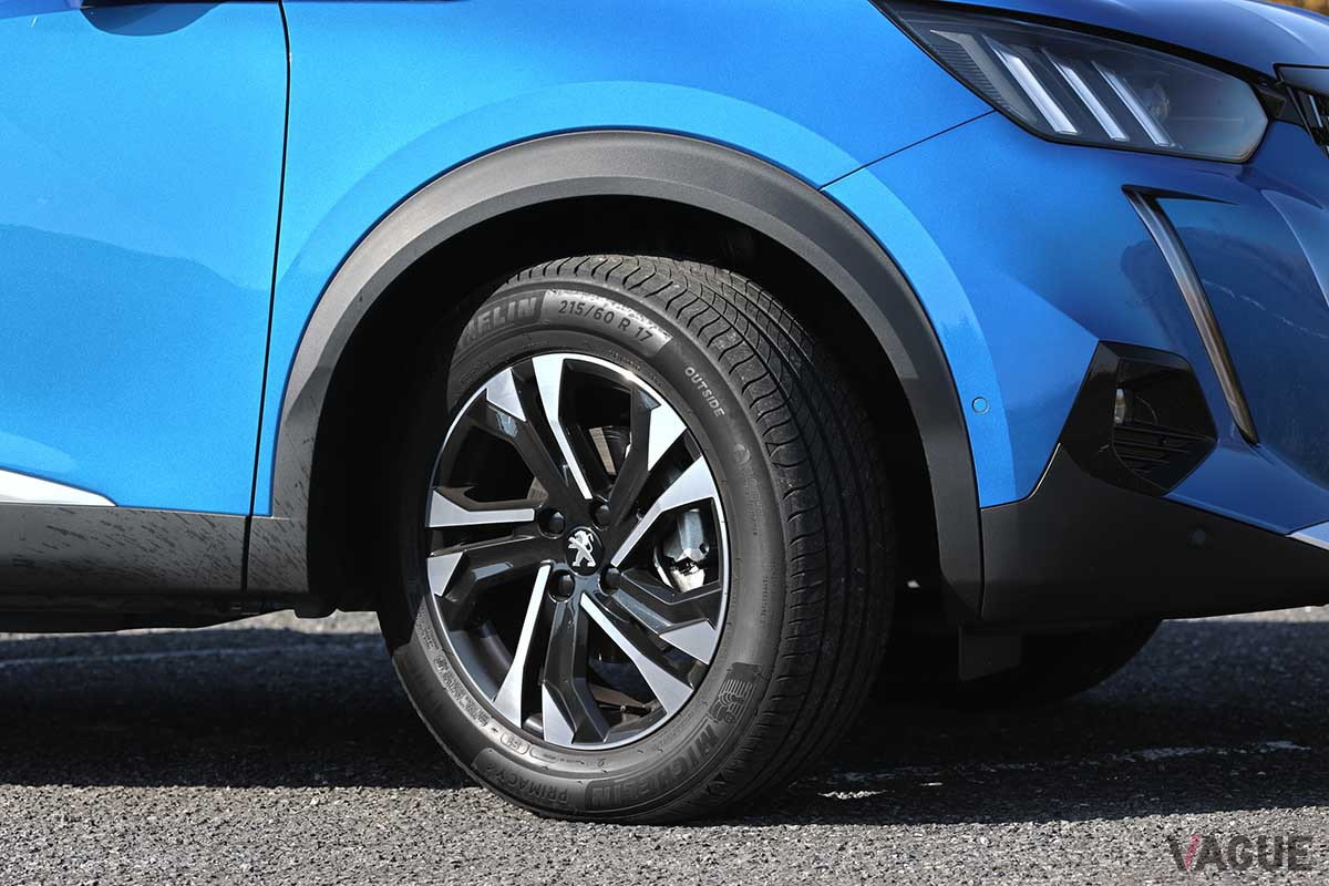 プジョー新型「SUV 2008　GTライン」のタイヤサイズは215／60R17