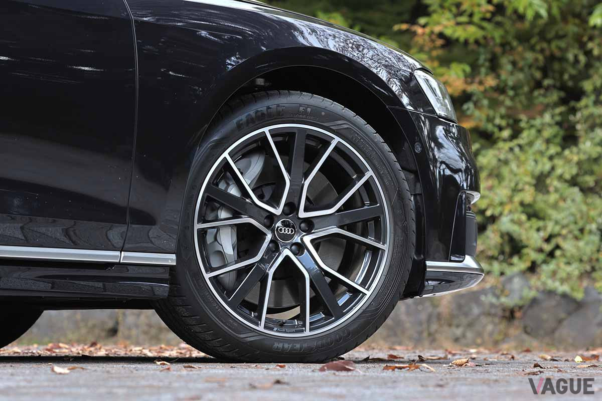 アウディ「A8 60 TFSIクワトロ」のタイヤサイズは265／40R20。試乗車のホイールはオプションの5Vスポークスターデザインアンスラサイトブラックグロスターンドフィニッシュ（25万円）を装備