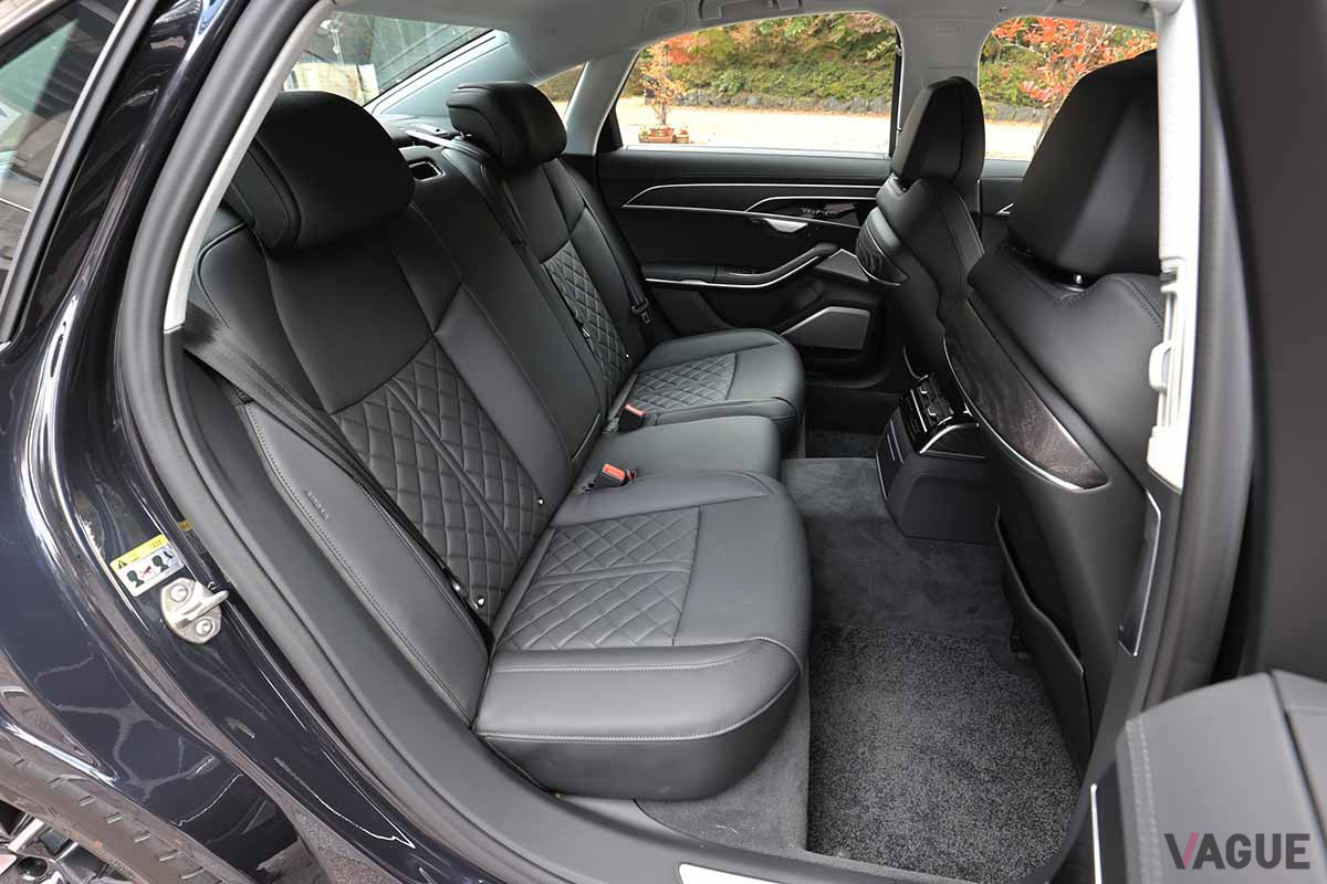 アウディ「A8 60 TFSIクワトロ」のリアシート。試乗車はオプションのコンフォートパッケージ（47万円）装着