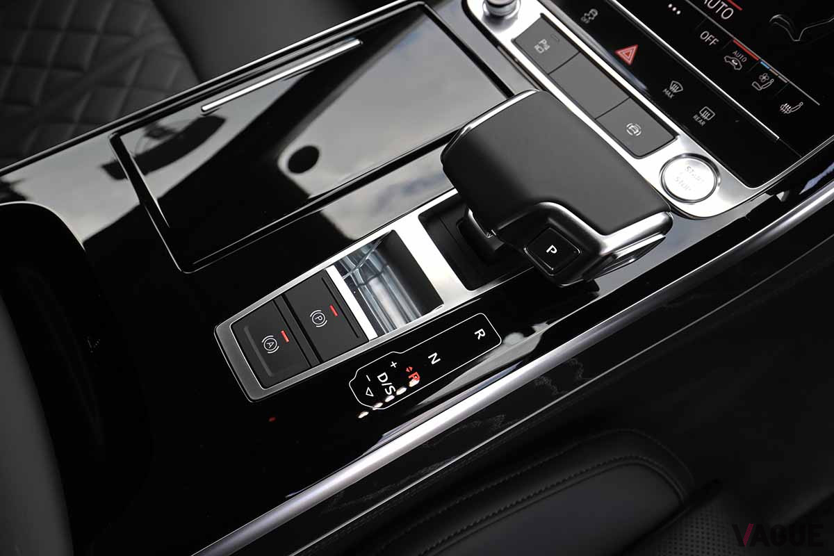 アウディ「A8 60 TFSIクワトロ」のシフトセレクター