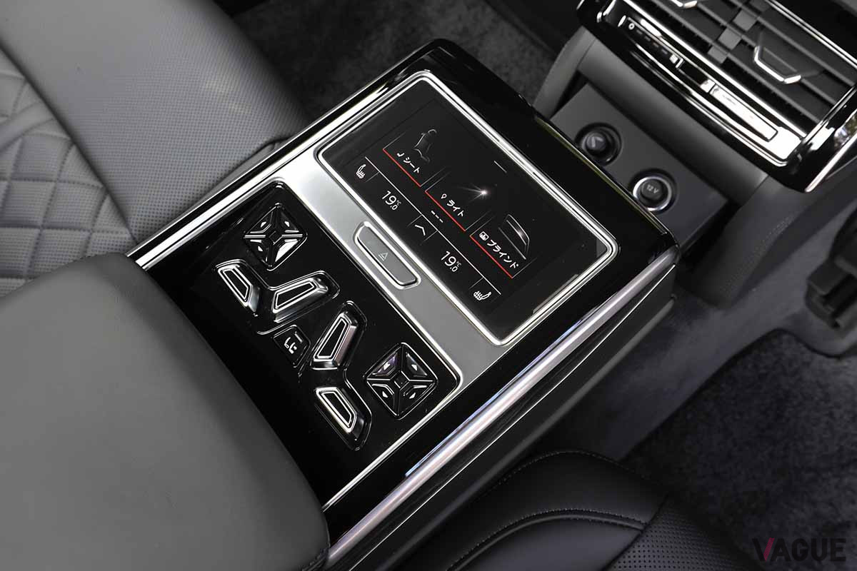 アウディ「A8 60 TFSIクワトロ」のリア操作パネル。オプションのンフォートパッケージ（47万円）装着車