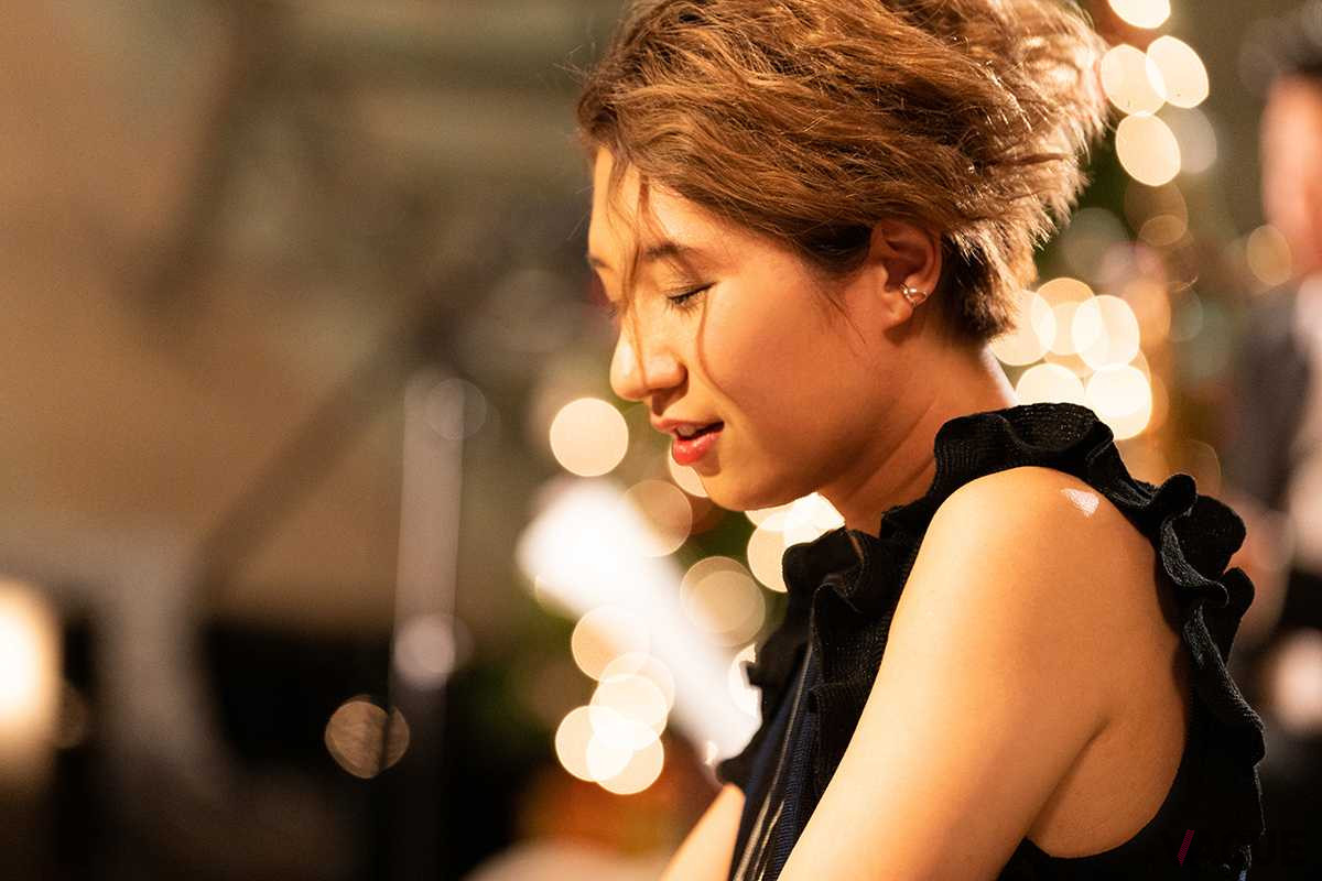 ジャズピアニストの桑原あいさんのスペシャルコンサート「Audi Presents Home for the Holidays クリスマスコンサート」