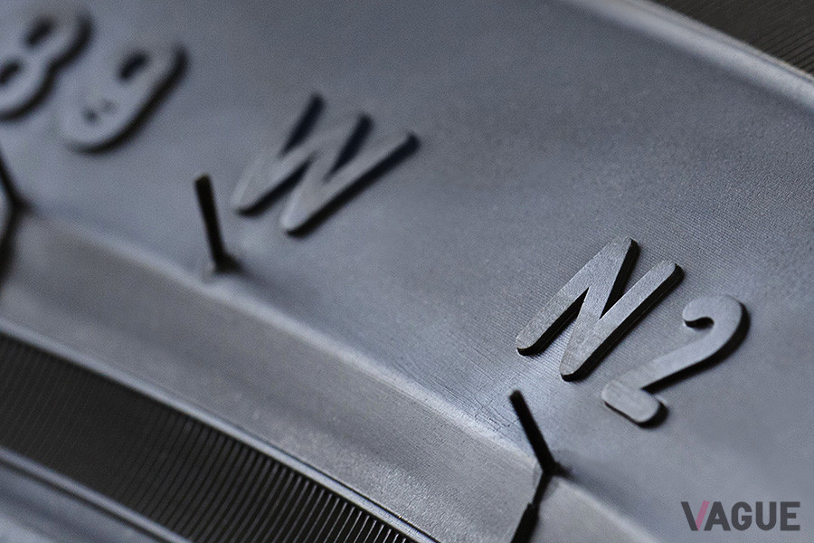ポルシェの新車装着タイヤには「N0」「N1」「N2」「N3」など、「N＋数字」が書かれている。SUVのカイエン・マカンやEVのタイカンも同じ