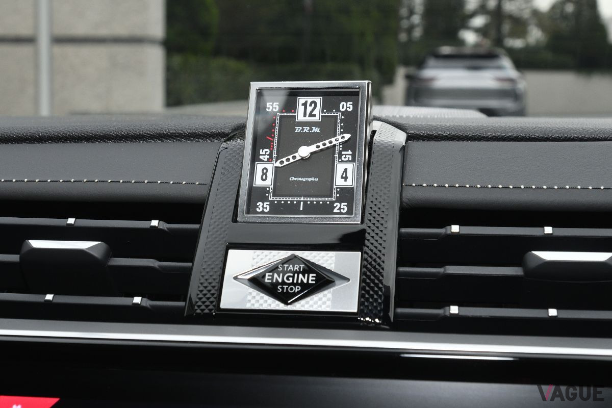 「DS7スポーツバック」のB.R.Mの時計。エンジンを始動すると回転して現れる