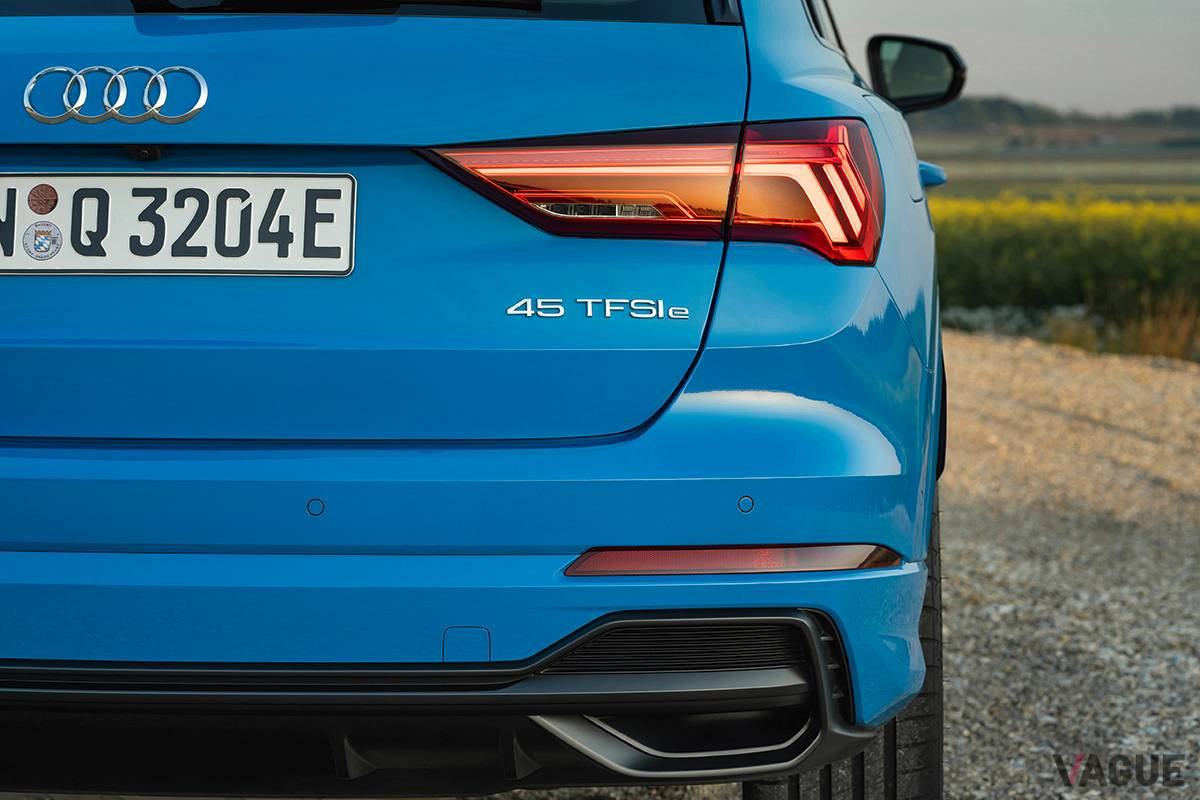 アウディ「Q3 45 TFSIe」のエンブレム