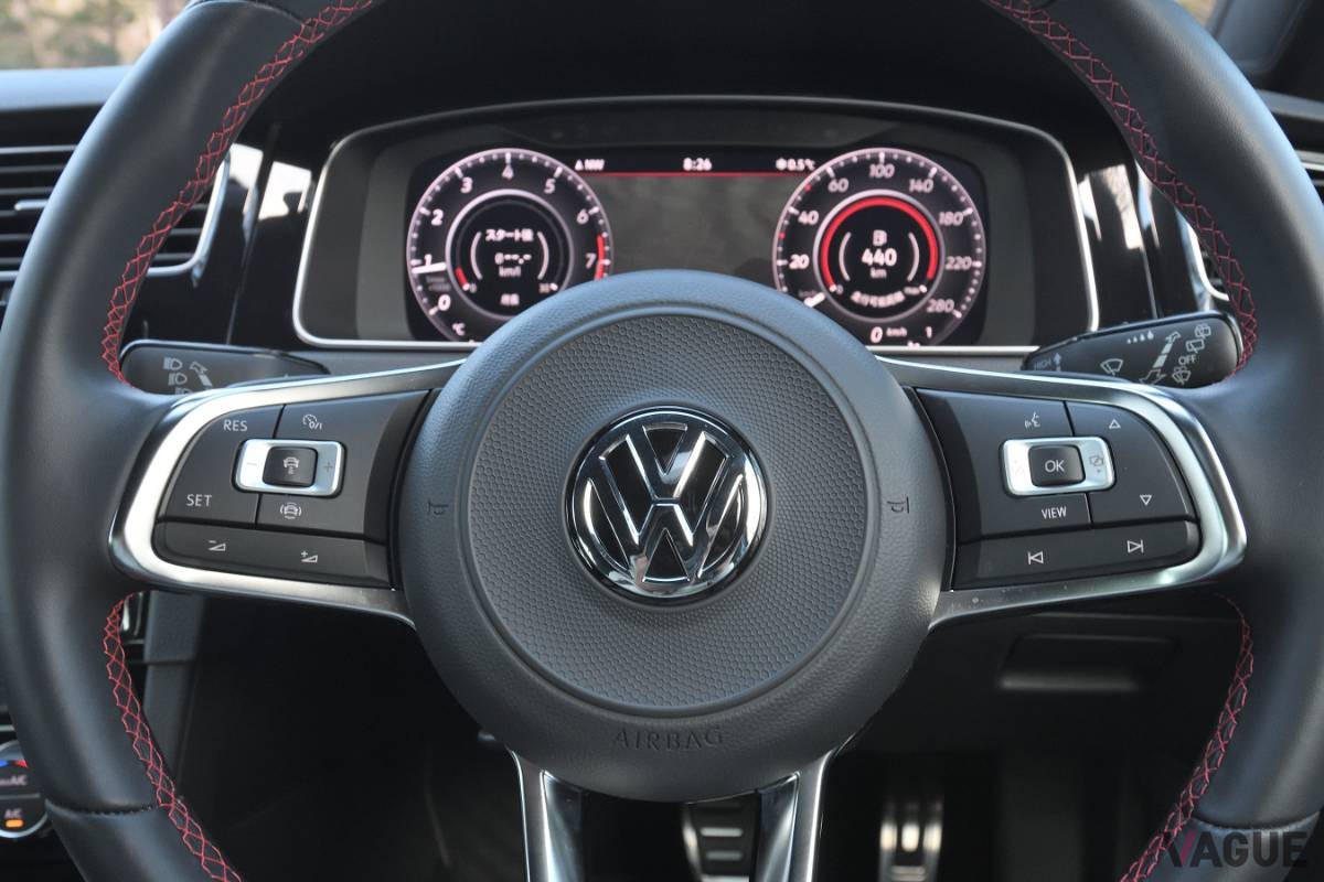 VW「ゴルフGTIパフォーマンス」のマルチファンクションステアリング。パドルシフトも標準装備